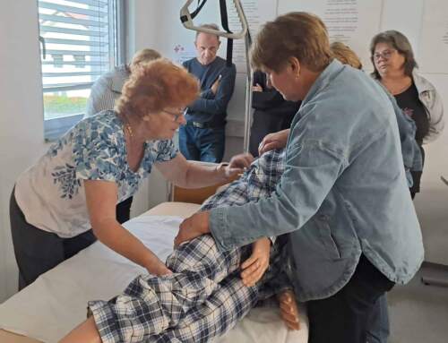 Kako pomagati najbližjim: uspešno izveden tečaj nege bolnika na domu